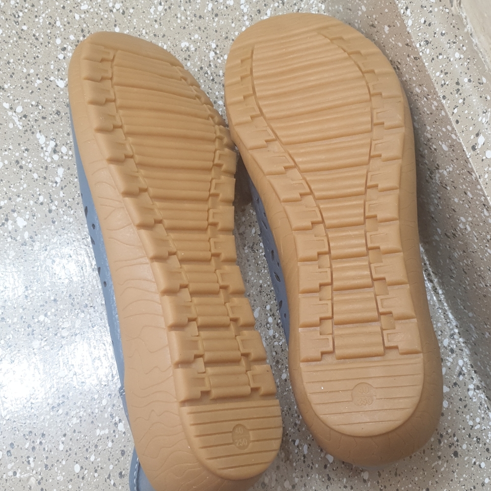 Shose - Picture 3 of 3
